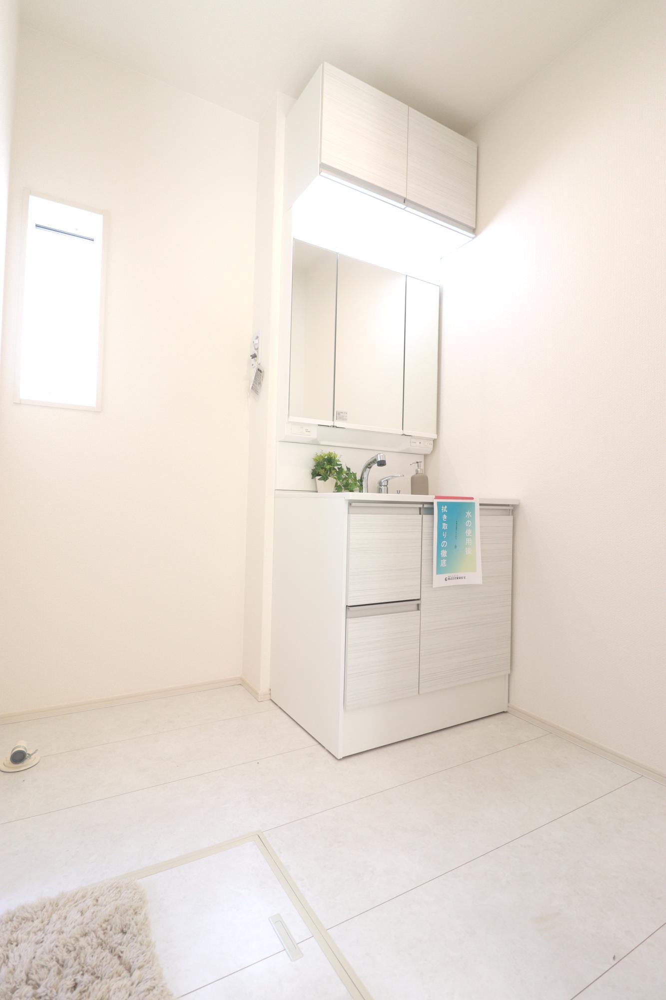 【4号棟】収納力と機能性に優れたシャワー付き洗面化粧台! 鏡の内側にも収納スペースがあるので、細かいものも整理しやすいです。