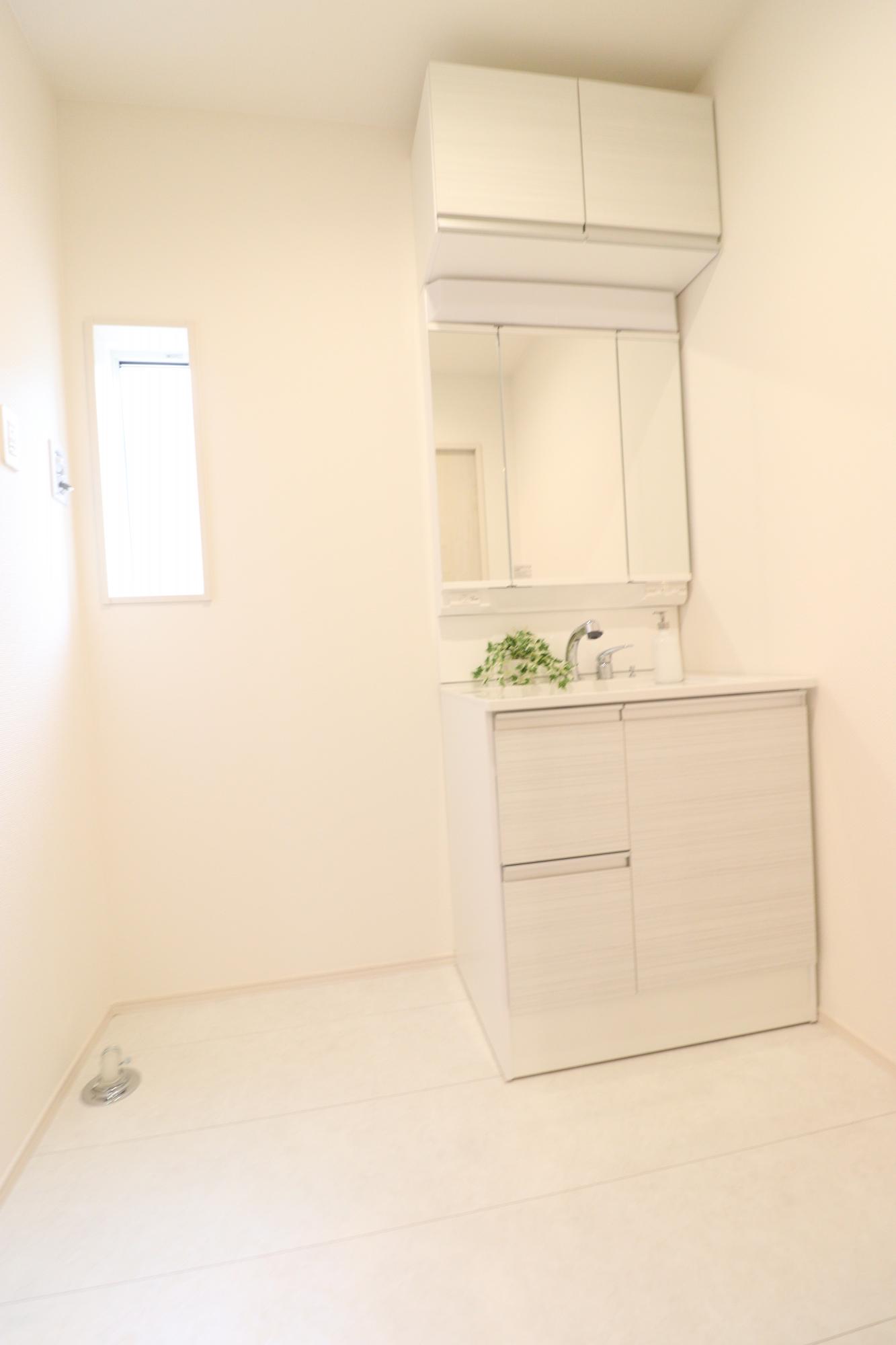 【洗面化粧台】　収納力と機能性に優れたシャワー付き洗面化粧台! 鏡の内側にも収納スペースがあるので、細かいものも整理しやすいです。