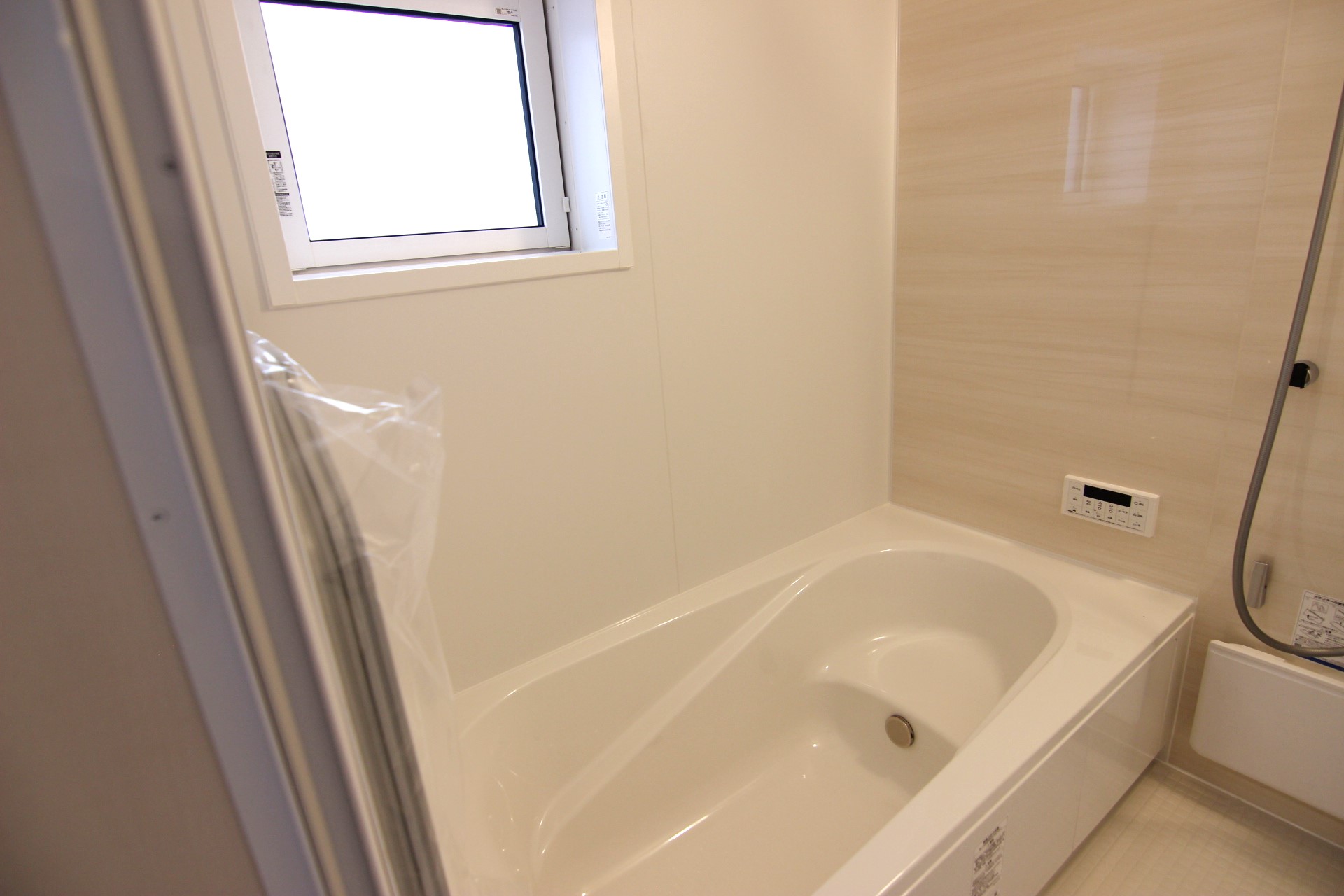 【8号棟:浴室】　白を基調とした、清潔感があり明るい浴室。浴室暖房換気乾燥機付で冬は温かく、雨の日のお洗濯も安心。浴槽は温かさが続くサーモバスS構造。
