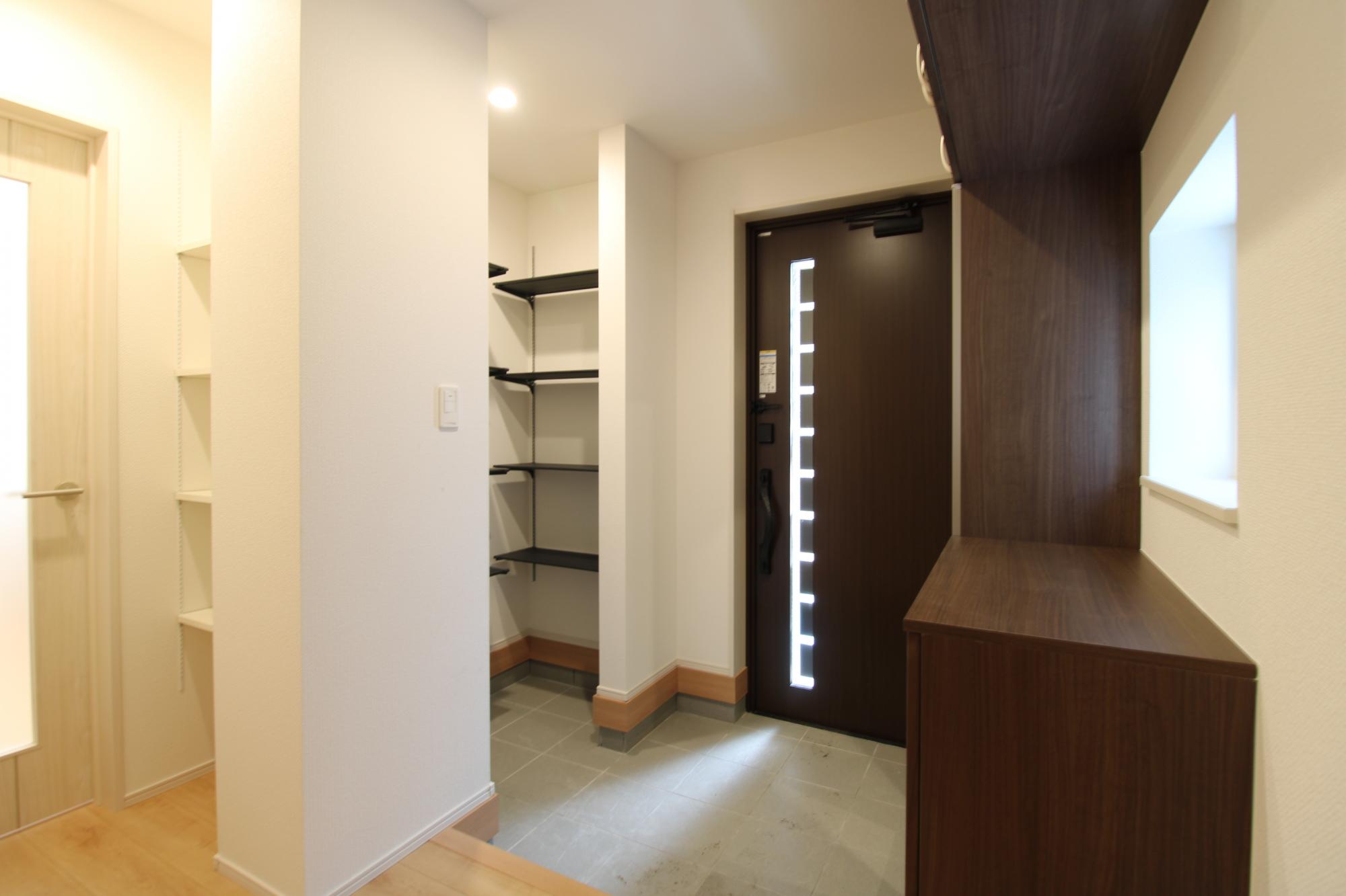 3号棟　玄関
4段可動棚、姿見付収納　玄関ドアはシンプルかつ機能性の高い電子キーを主体としたドアになっており、防犯性も高い作りとなっております。