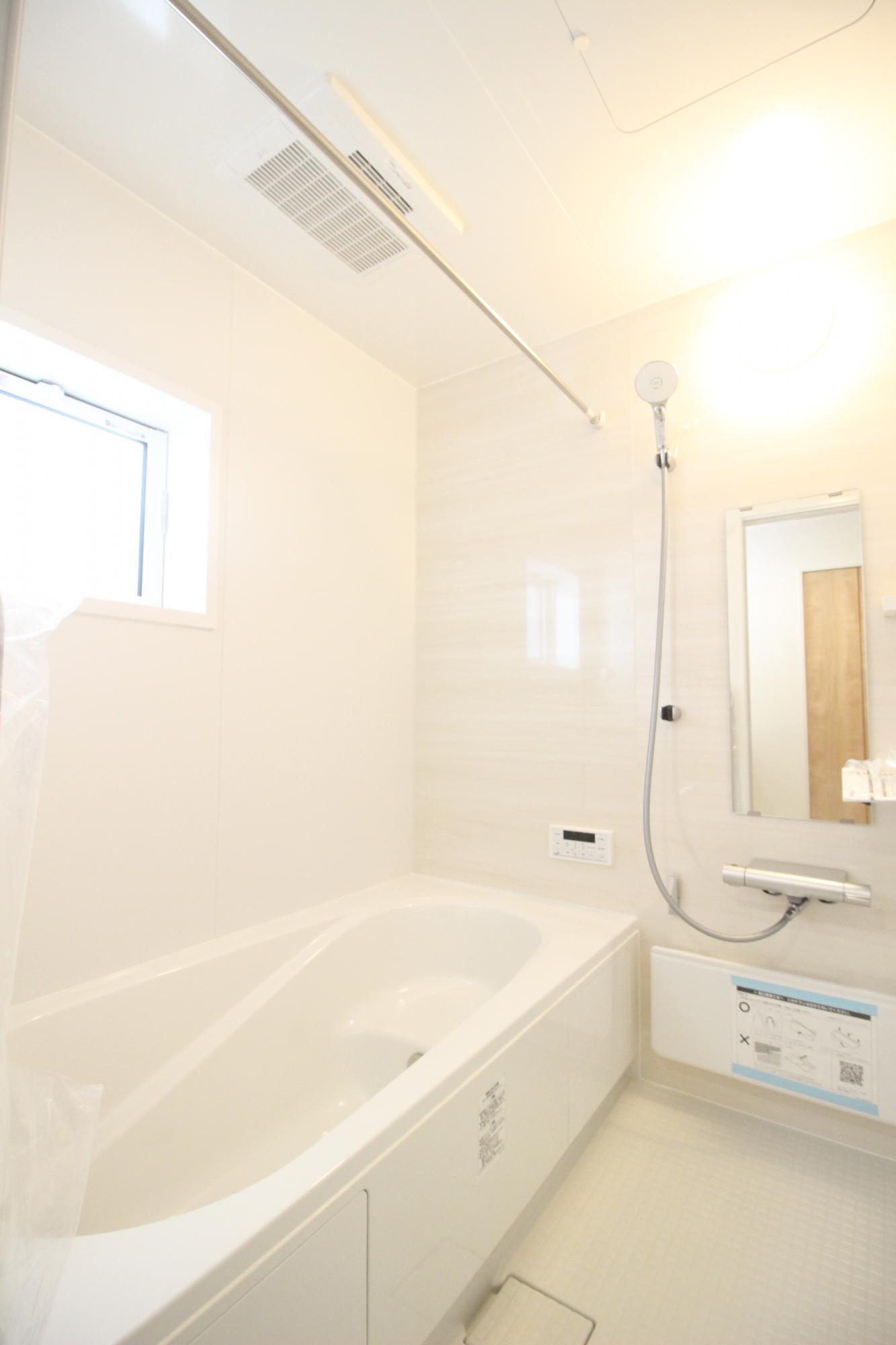 8号棟　浴室　白を基調とした明るい浴室!寒い日のお風呂や雨の日のお洗濯に便利な浴室乾燥機付!