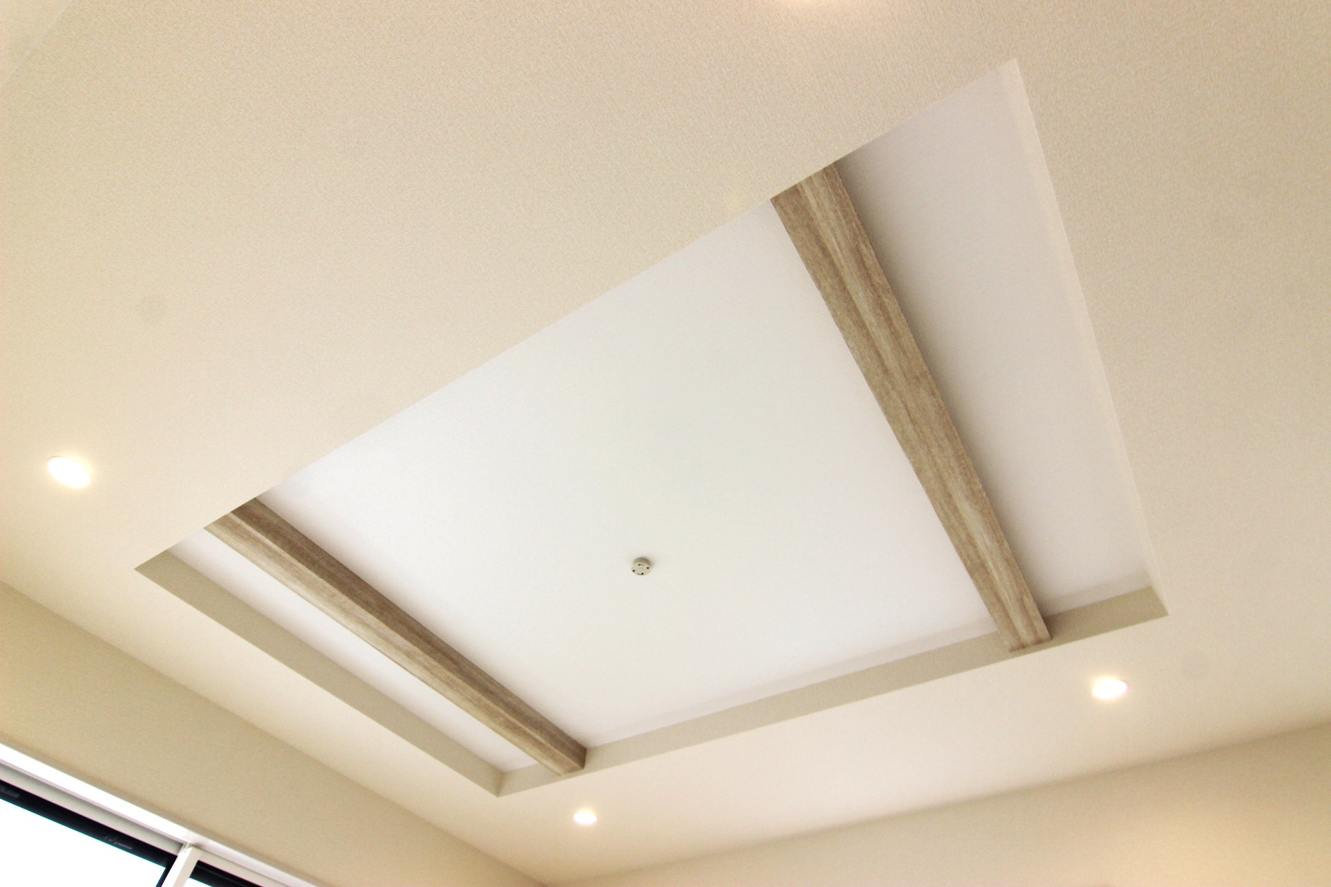 【折上天井(リビング):3号棟】　折上天井がリビングに奥行きと開放感を演出しています。