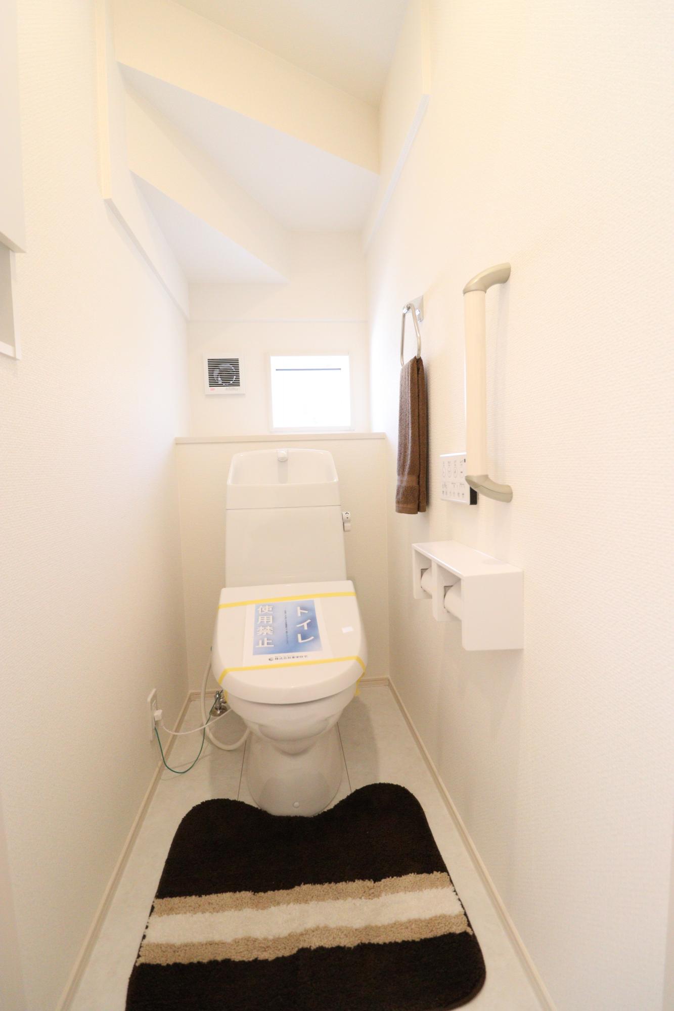 トイレ　2階　手すり付きトイレには、トイレットペーパーが入る幅の壁収納もあります。