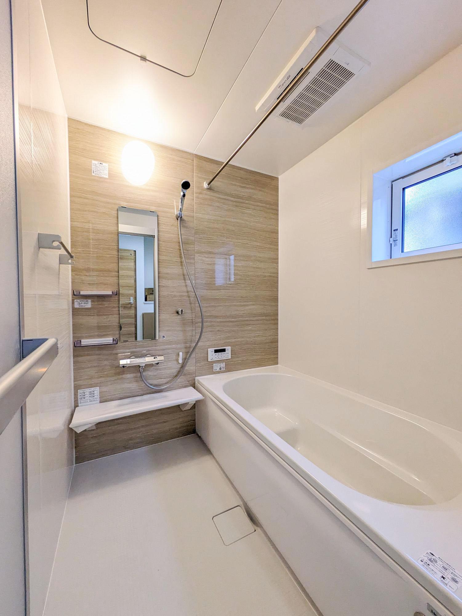 浴室　アクセントクロス採用した浴室はオシャレで、一日の疲れが癒される空間に。高断熱浴槽を採用し、4時間たっても湯温低下は2.5℃以下なので光熱費の節約にもなります。