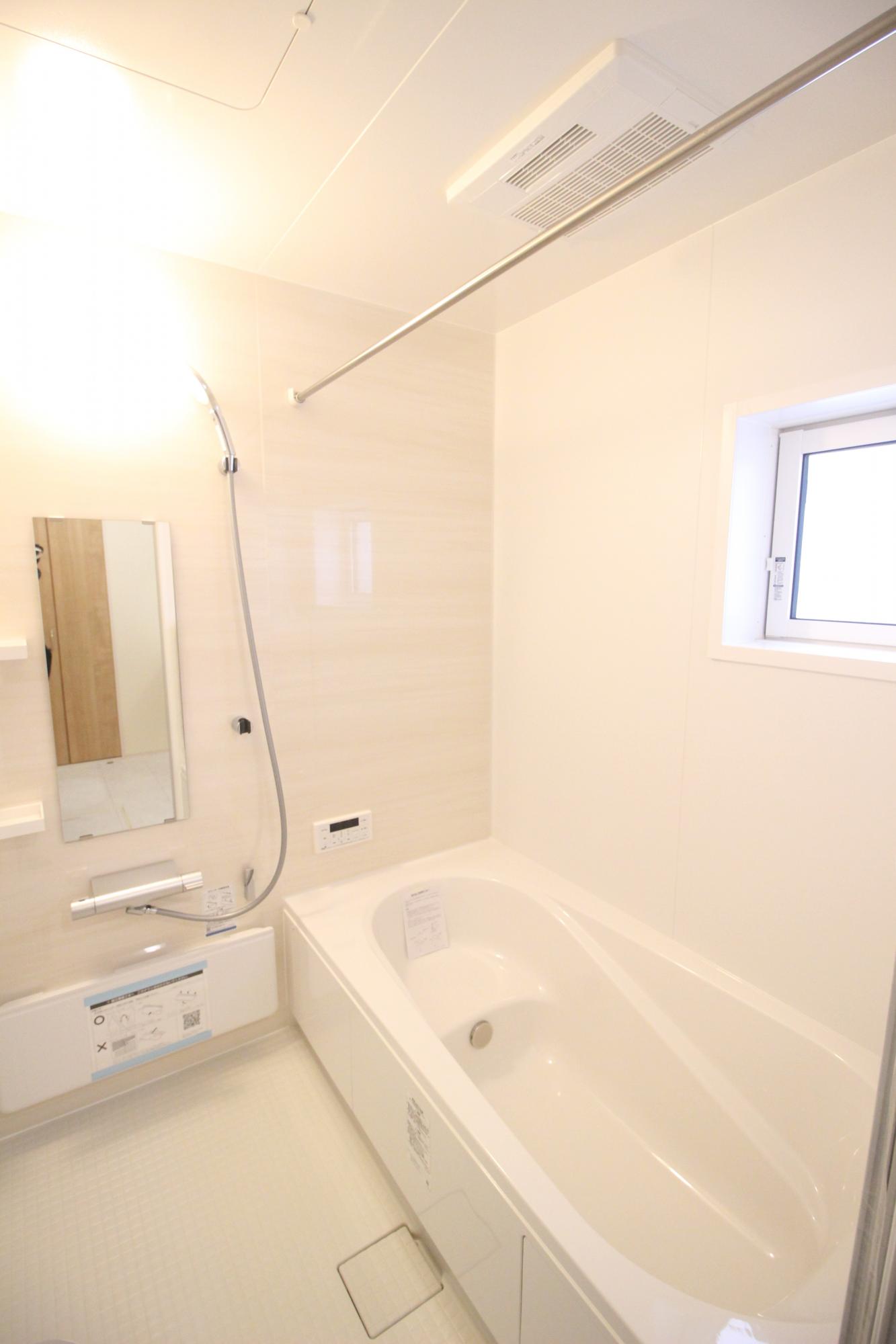 4号棟　浴室　白を基調とした明るい浴室!寒い日のお風呂や雨の日のお洗濯に便利な浴室乾燥機付!
