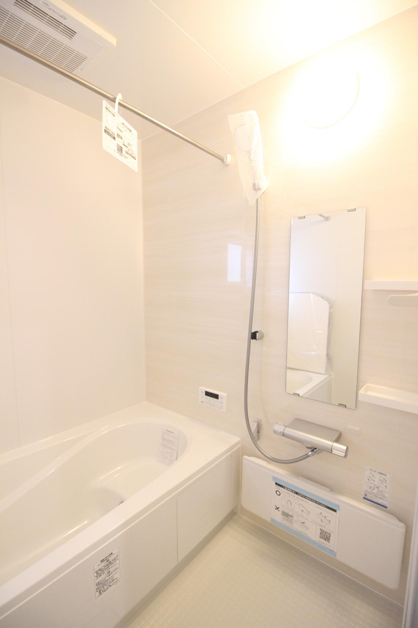 2号棟　浴室　白を基調とした明るい浴室!寒い日のお風呂や雨の日のお洗濯に便利な浴室乾燥機付!
