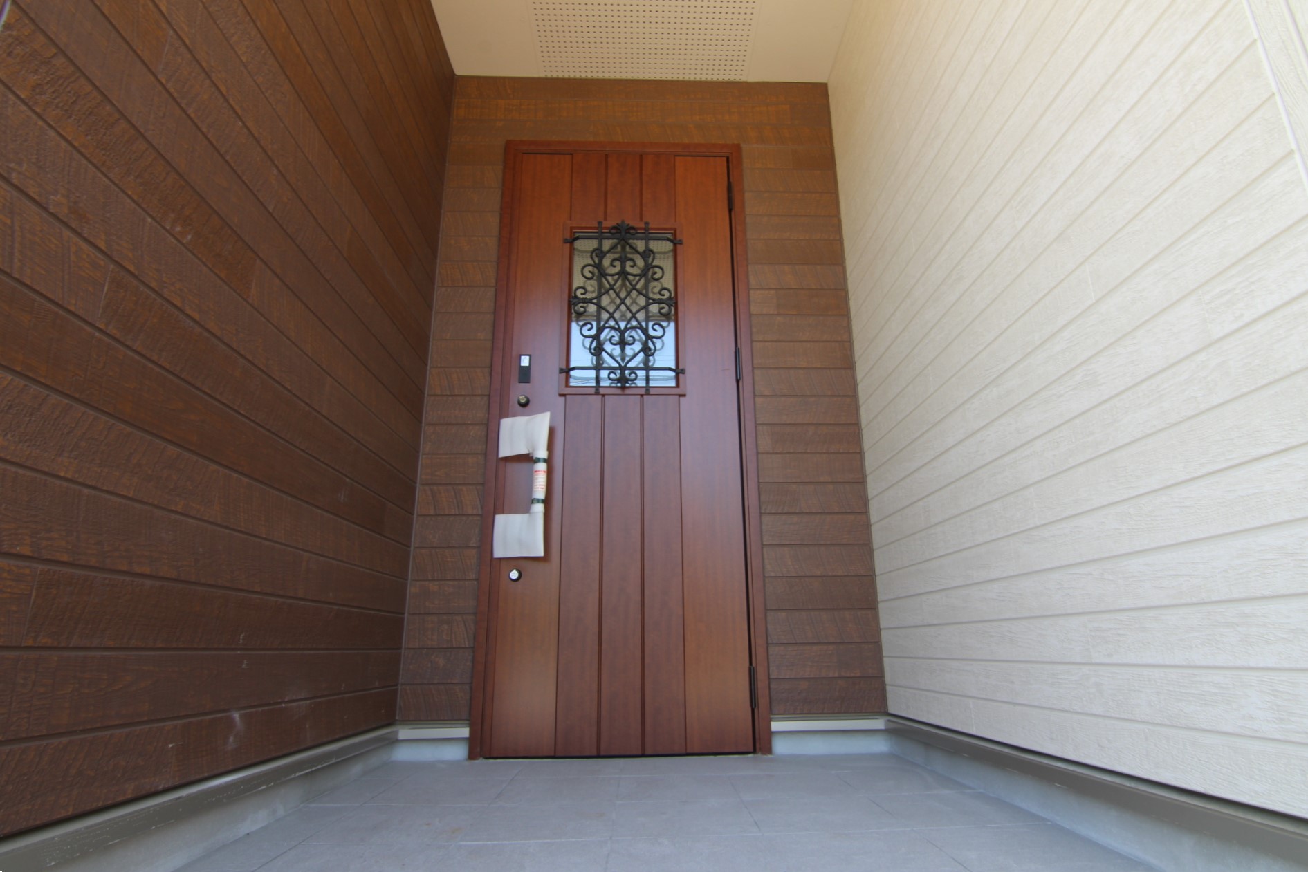 玄関ドア(2024年5月撮影)