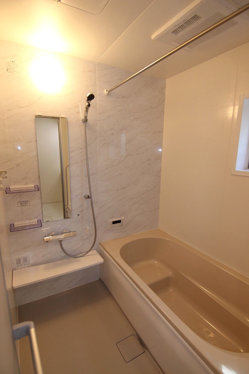 2号棟の浴室　2号棟の浴室は白を基調としたデザインです。是非全棟見比べてみてください!
