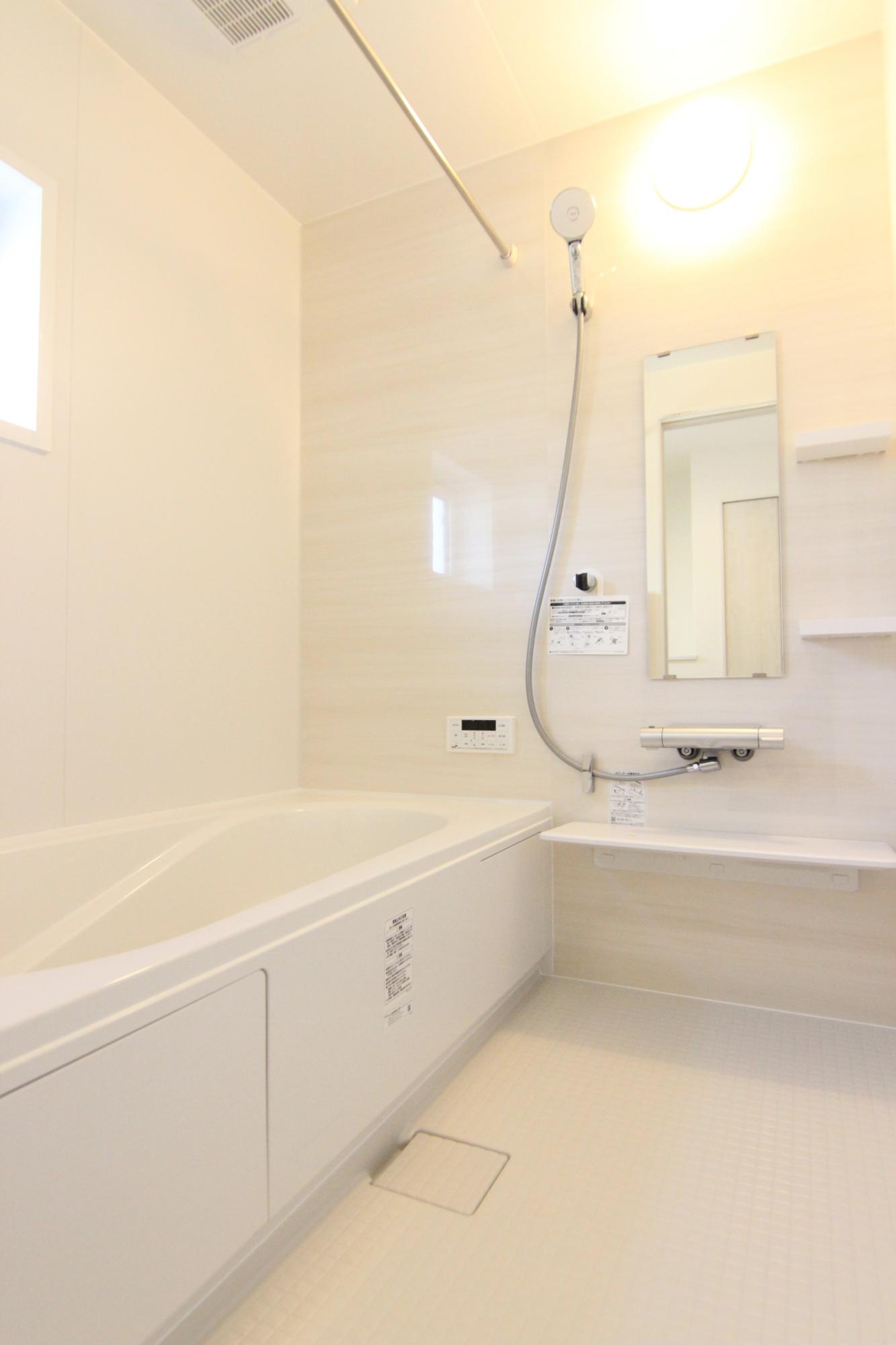 浴室　白を基調とした明るい浴室!寒い日のお風呂や雨の日のお洗濯に便利な浴室乾燥機付!
