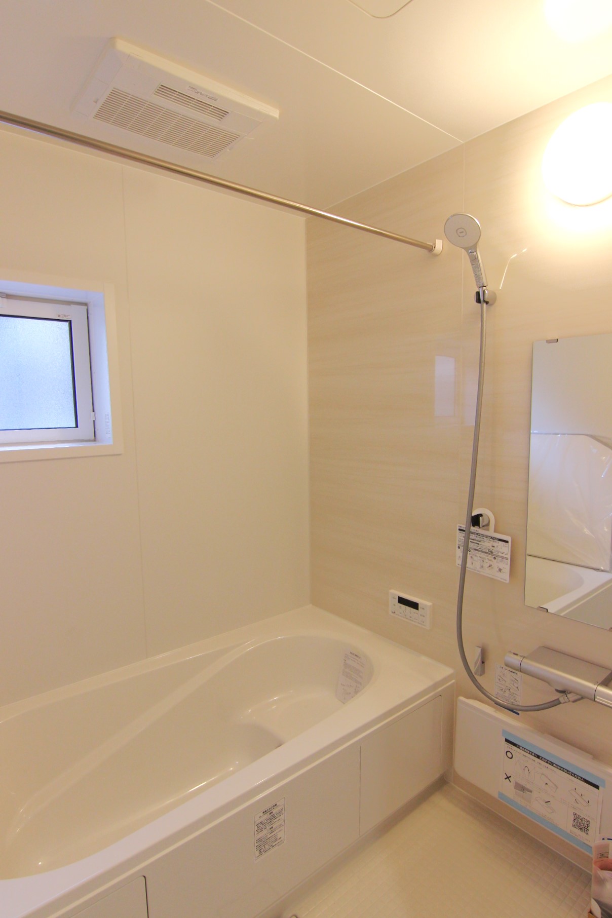 【3号棟:浴室】　白を基調とした、優しく淡い木目調の指し色がおしゃれな明るい浴室。節水仕様のエコアクアシャワー・保温効果の高いサーモバス構造の浴槽など機能面も充実。※浴室の機能は全棟共通です