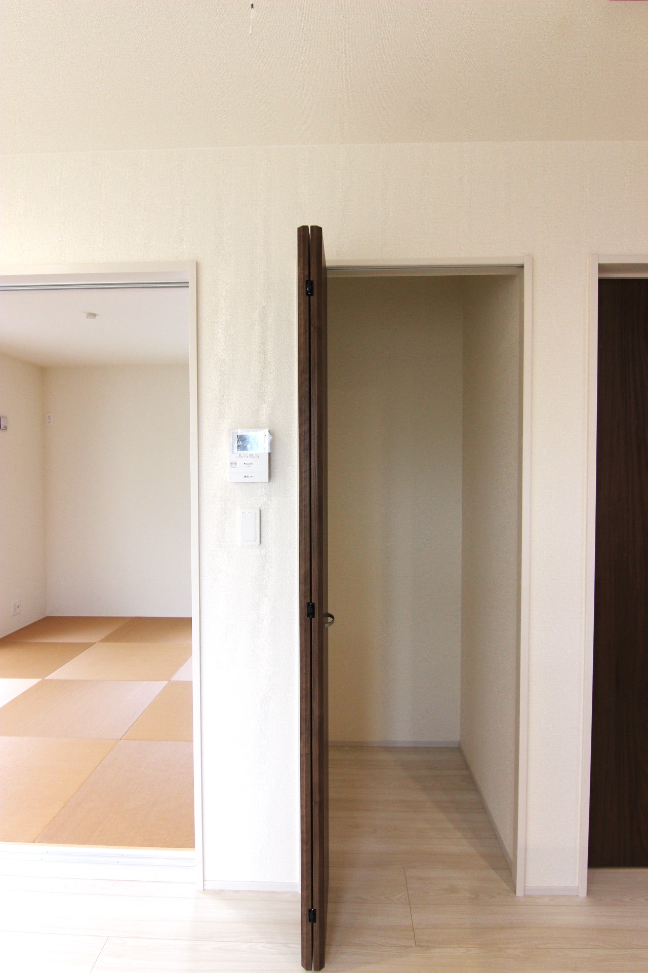 【2号棟:リビング収納】　和室横、キッチンに近い場所に扉付き収納庫が。