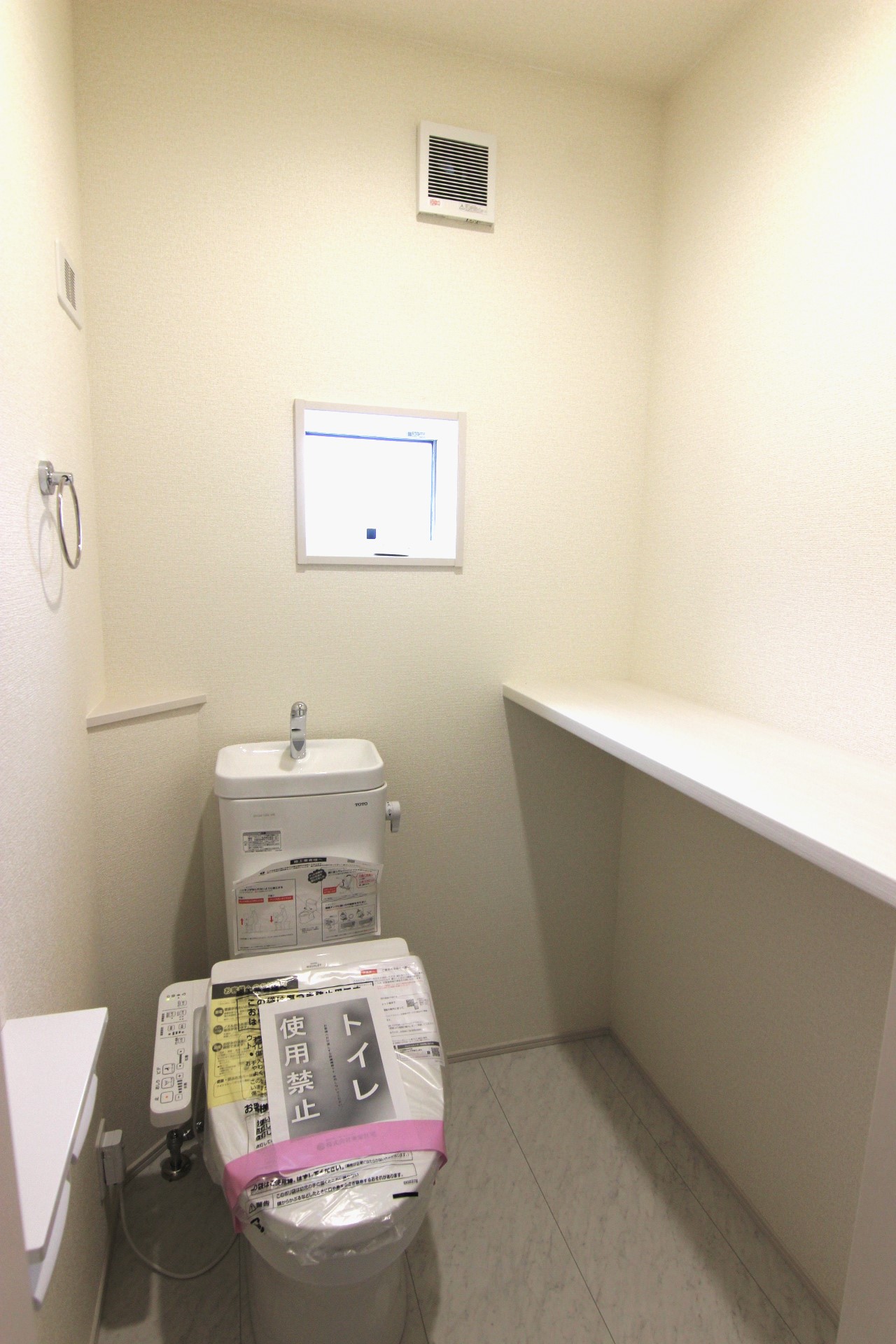 【1号棟:2階トイレ】　多機能ウォシュレット・手摺り・壁面収納付き。向かって右手には広い収納スペースにもなるカウンター有り。ちょっと広めの空間が嬉しいトイレです。