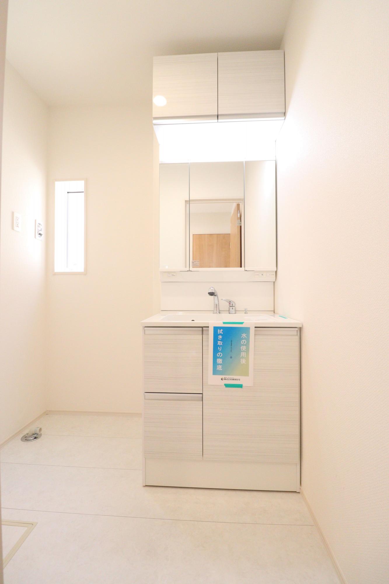 洗面所　収納力と機能性に優れたシャワー付き洗面化粧台!鏡の内側にも収納スペースがあるので、細かいものも整理しやすいです。