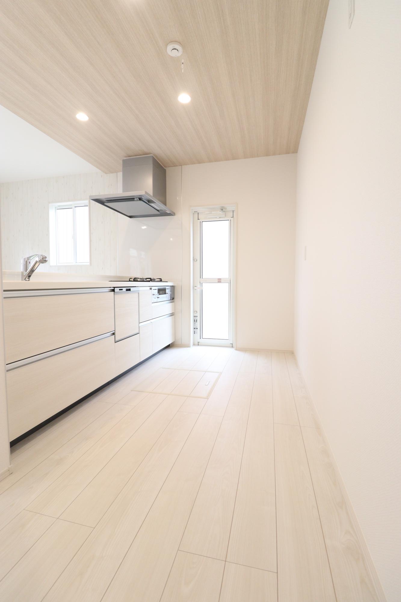 キッチン　②号棟　キッチンは背後もしっかりスペースを確保し、冷蔵庫等の家電類も楽々置くことができます♪