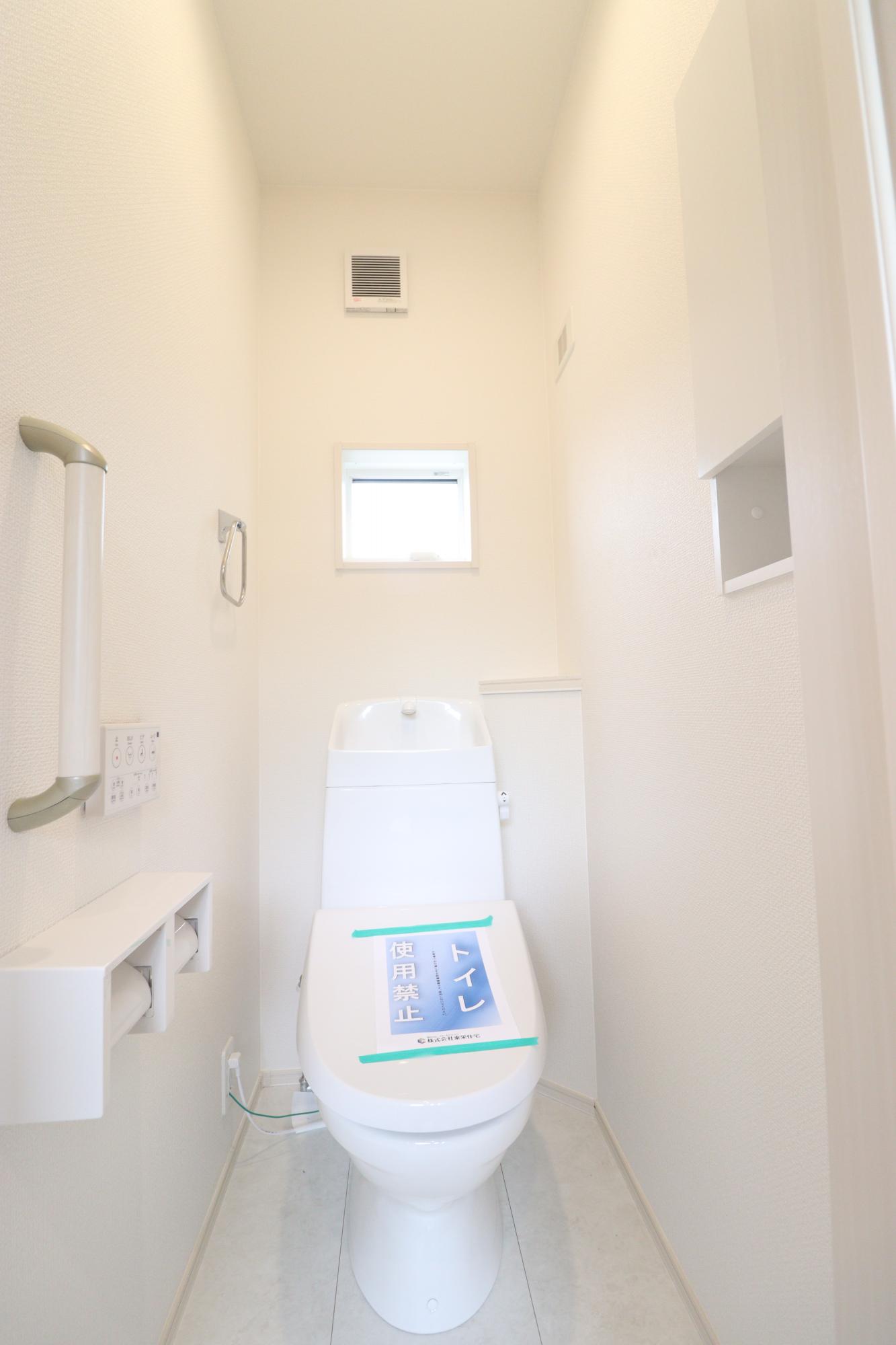 トイレ　②号棟　使い勝手に優れたワイヤレスリモコン式の温水洗浄便座!さらに収納棚も設置しているのでトイレ用品もスッキリと収納することができます♪