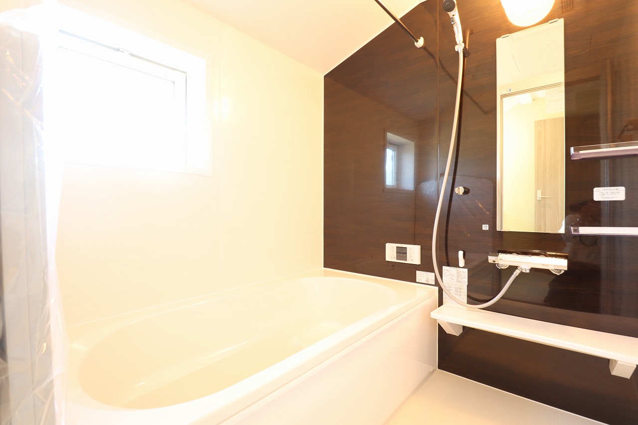 【1号棟/浴室】　2階に位置する浴室は、窓付きで自然換気ができるため、ゆっくり長風呂を楽しむことができます。雨の日や花粉が多い時期に重宝する浴室乾燥機付きです。