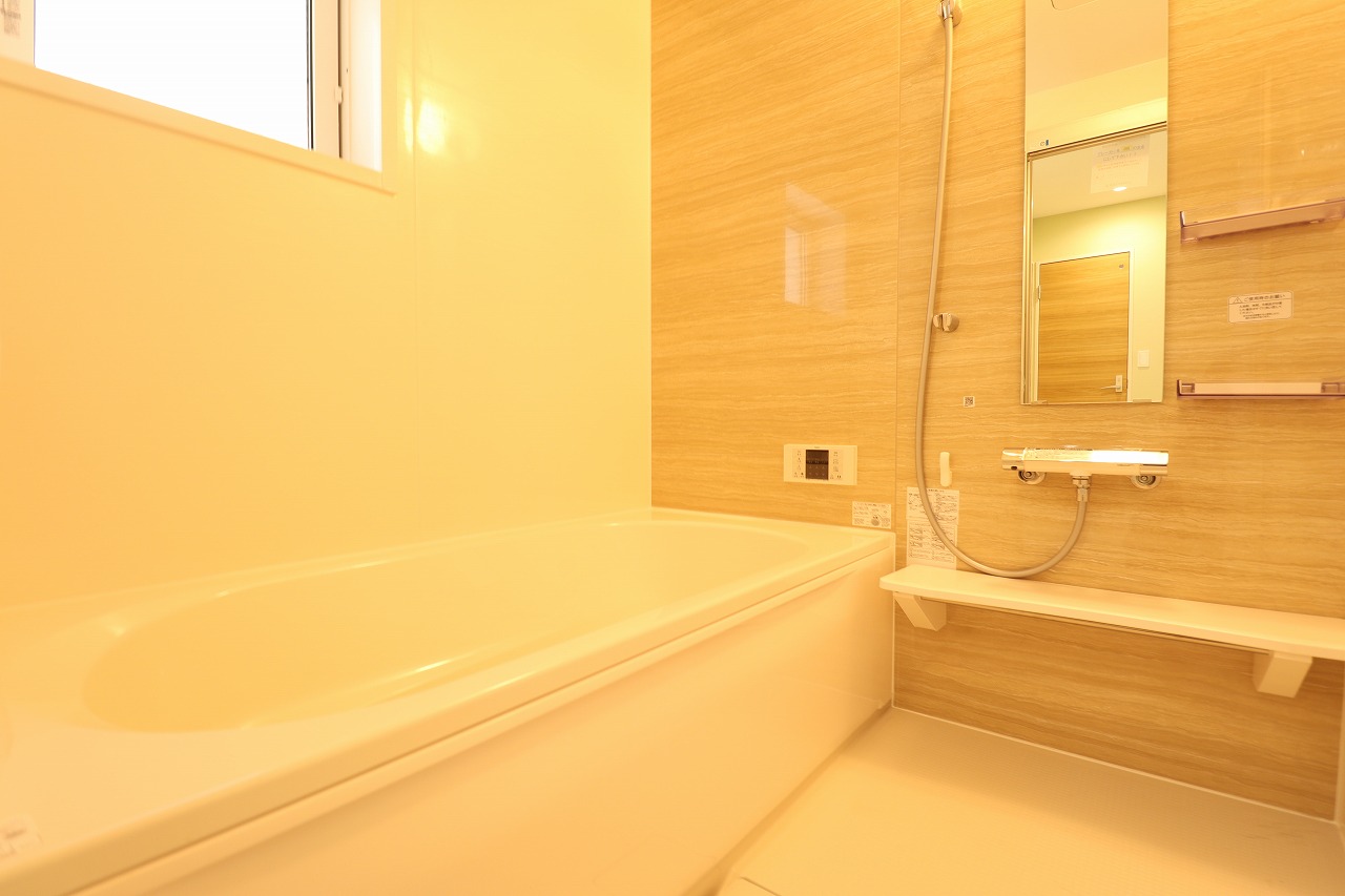 【4号棟/浴室】　温かみのあるアクセントパネルを施した浴室です。浴室乾燥機付きで、天候や時間帯に関係なく、洗濯物が気持ちよく乾かせます。窓があるのでこまめな換気も可能です。