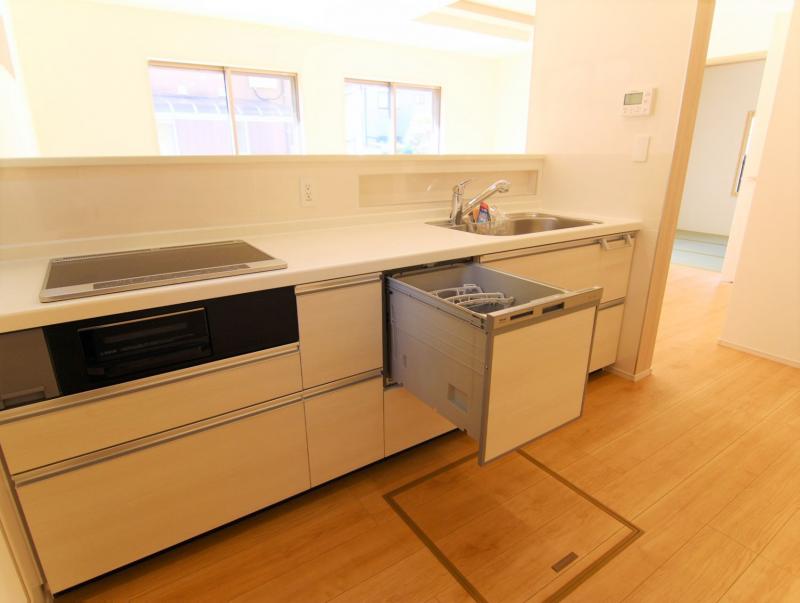 キッチン　IHコンロ、食洗機と、時短に役立つ設備が充実しています。