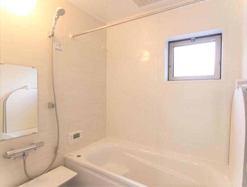 浴室　浴室乾燥機付きの浴室は、窓付き。カビの原因となる湿気を逃がせます。