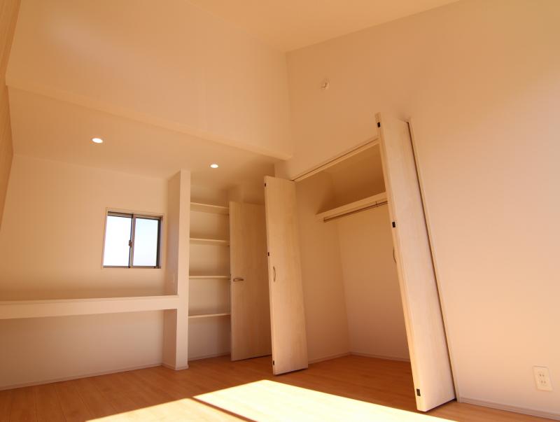 2号棟　居室(7.5帖)　天井が高く、帖数以上に広く感じられる空間です。