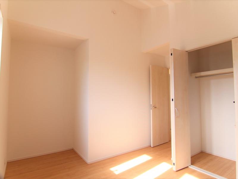 2号棟　居室(5.25帖)　収納やデスクが置きやすい、勾配天井の居室です。