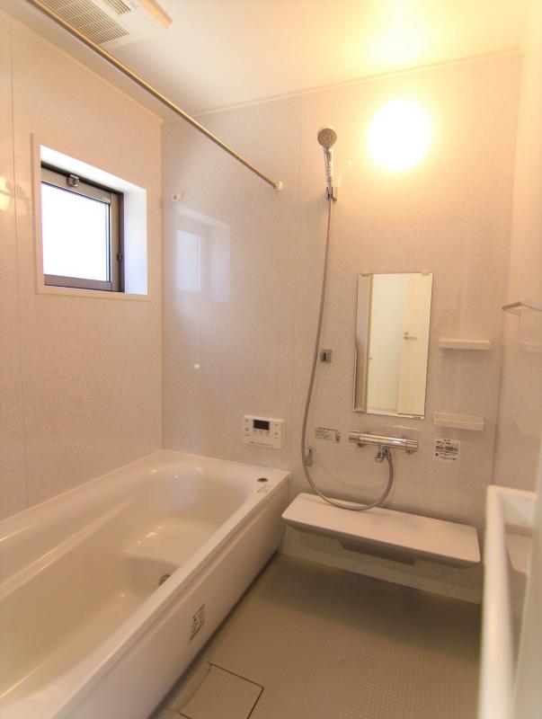 5号棟　浴室　浴室乾燥機付きの浴室は、いつでも洗濯物が干せて、雨の日でも安心です。