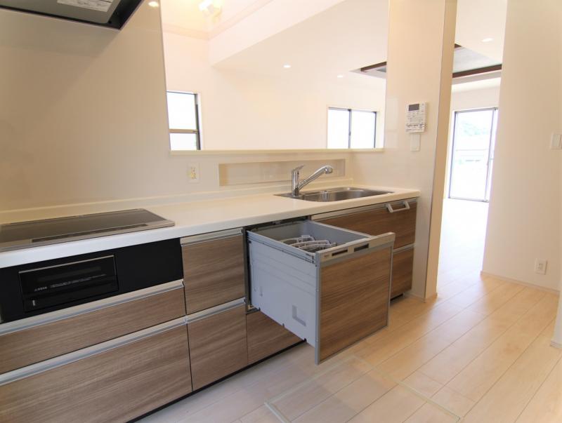 2号棟　キッチン　約270ｃｍの広々キッチンは、ＩＨコンロ・食洗機が標準仕様です。