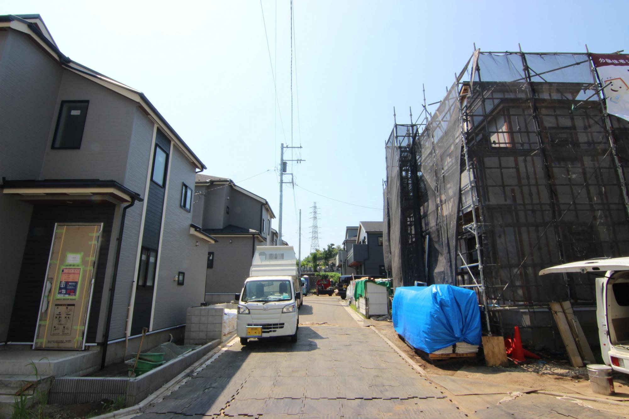 【販売現地】閑静な住宅街に全10棟の分譲地。JR湘南新宿ライン「二宮」駅まで徒歩12～13分。