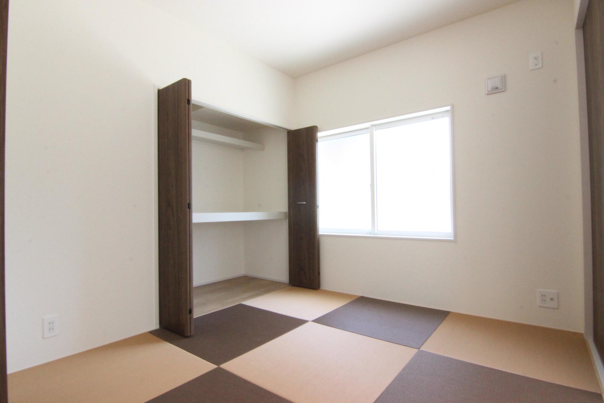 【4号棟　和室】和室はリビングに隣接しており、引戸を閉めれば一室としてお使いいただけます。