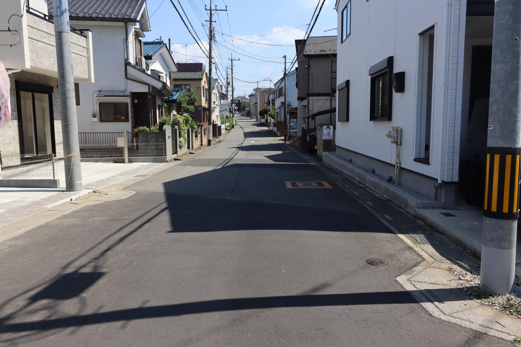 【前面道路①】南西道路 約6.3mあるので車庫入れも安心です〇