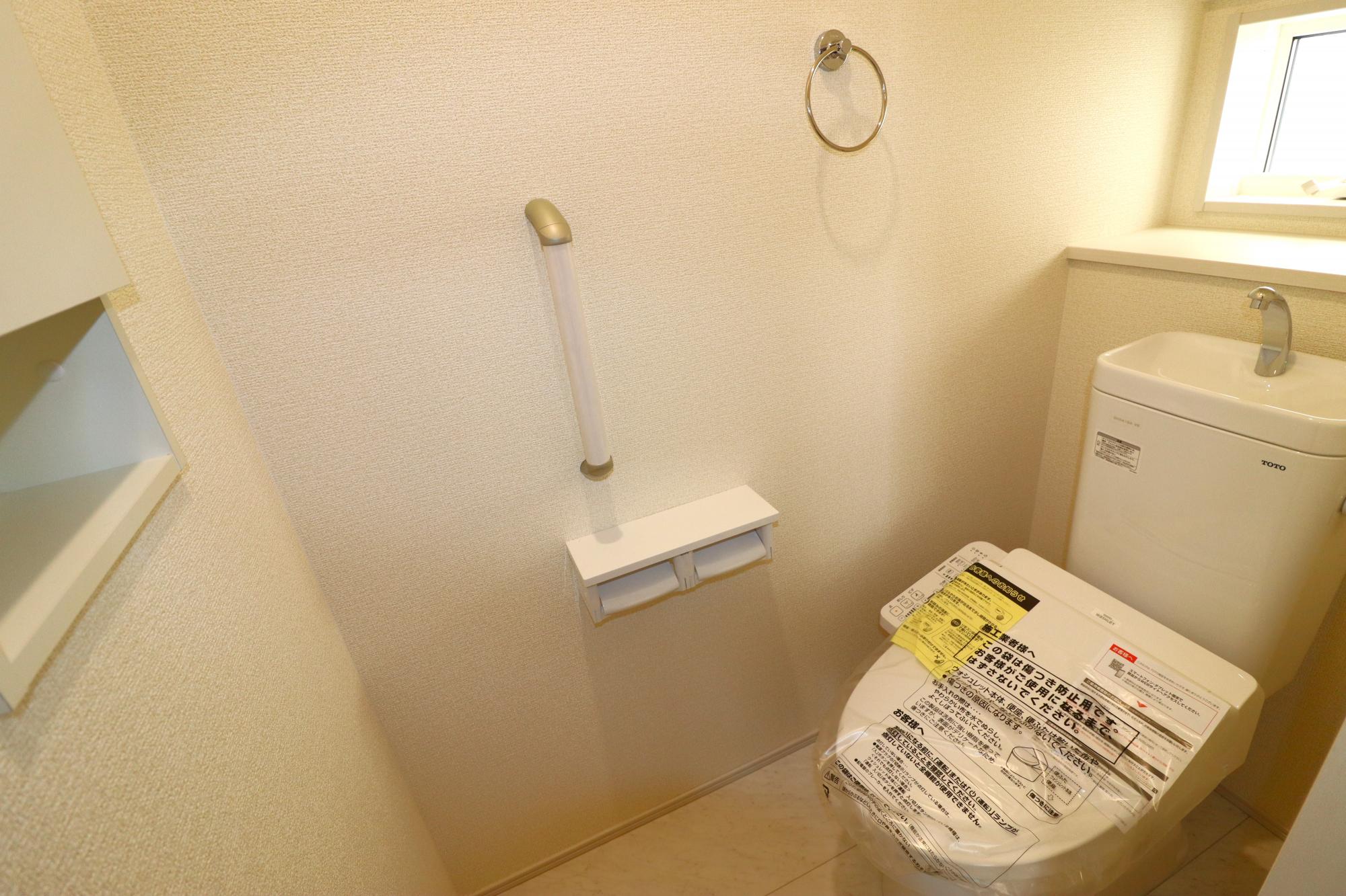 【2号棟1階トイレ】限られたスペースを活用できるトイレ収納があります