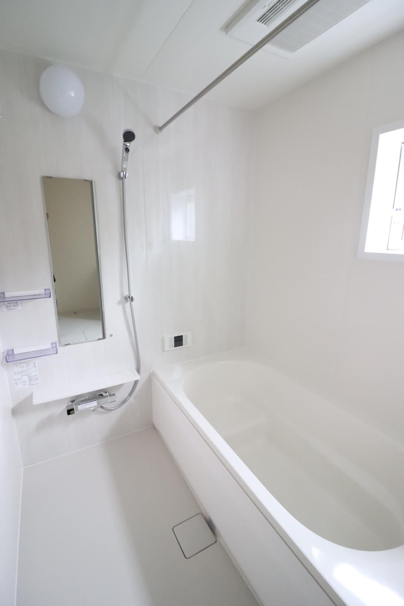 ①号棟　白を基調とした清潔感のある浴室　半身浴も可能です☆