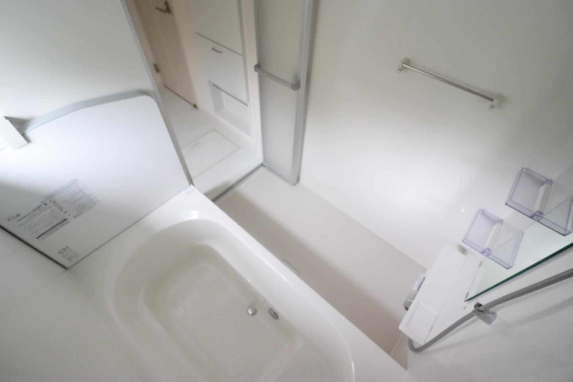 ①号棟　白を基調とした清潔感のある浴室　半身浴も可能です☆