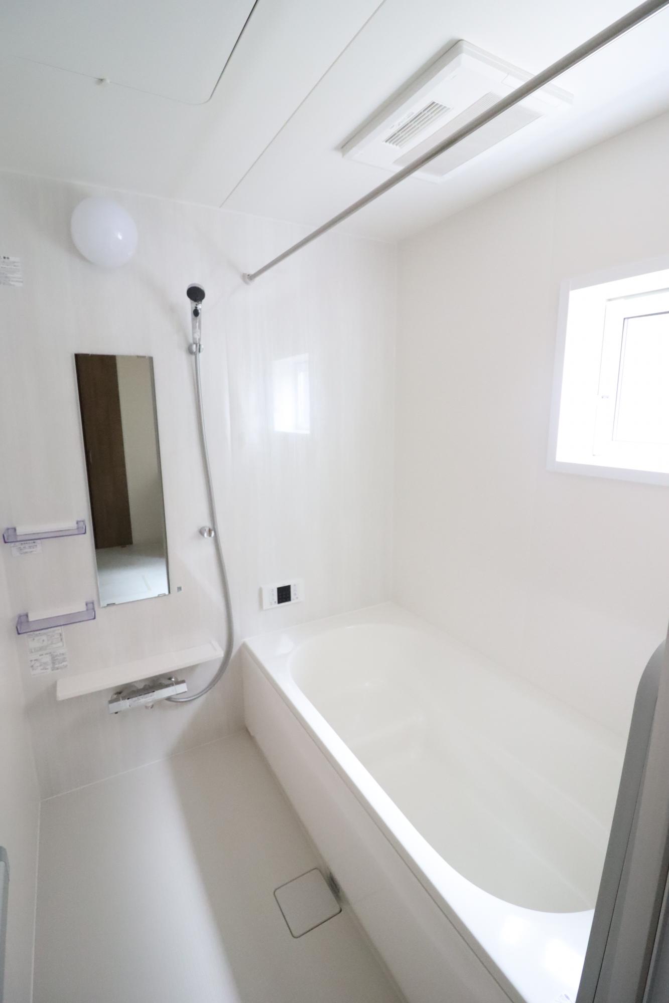 ②号棟　白を基調とした明るい浴室☆　浴室乾燥機付きです!