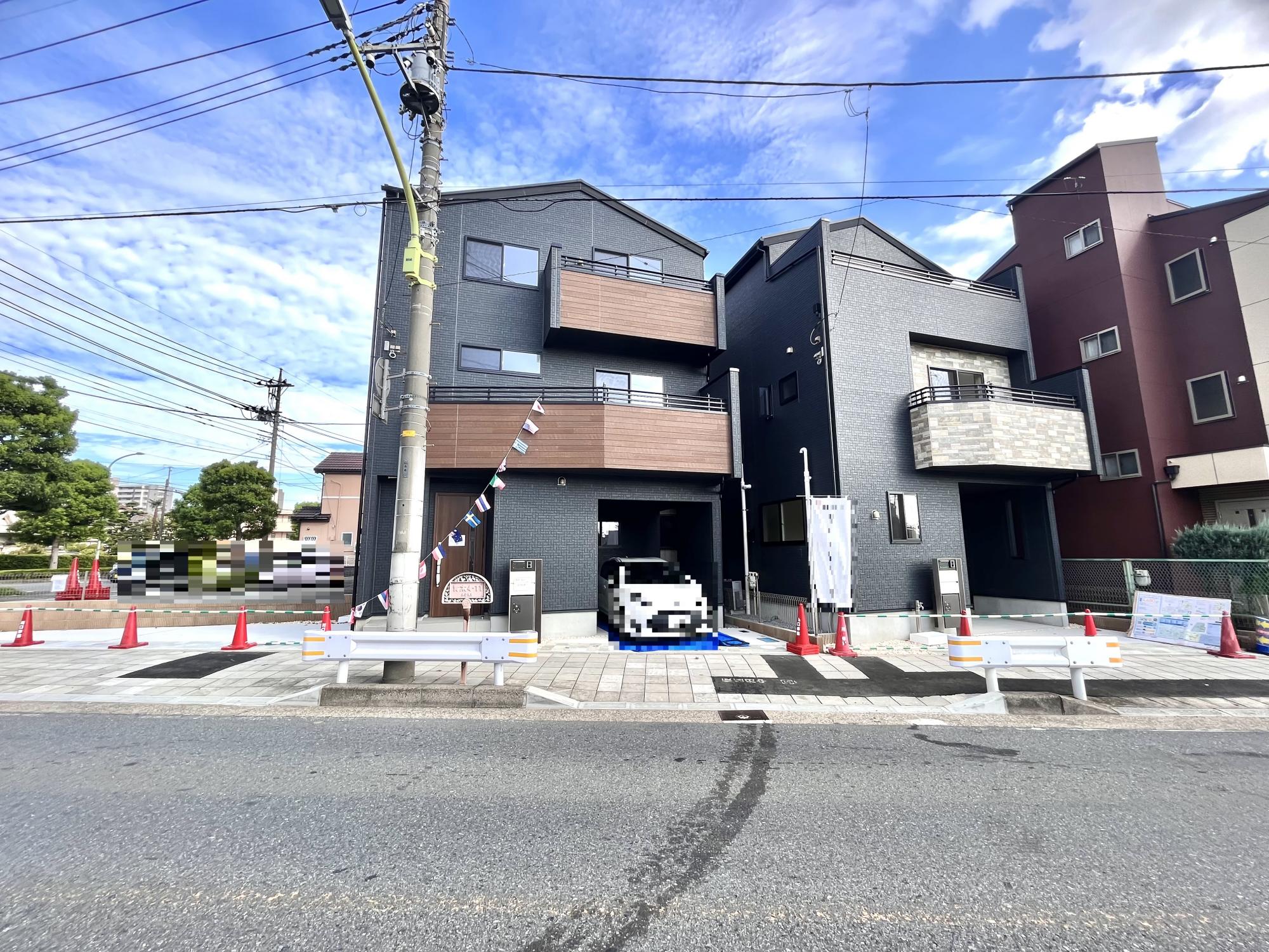 外壁が周囲の街並みと青空に生えるお洒落な仕上がり!周囲には高い建物のないエリア。青い空が大きく感じますね。