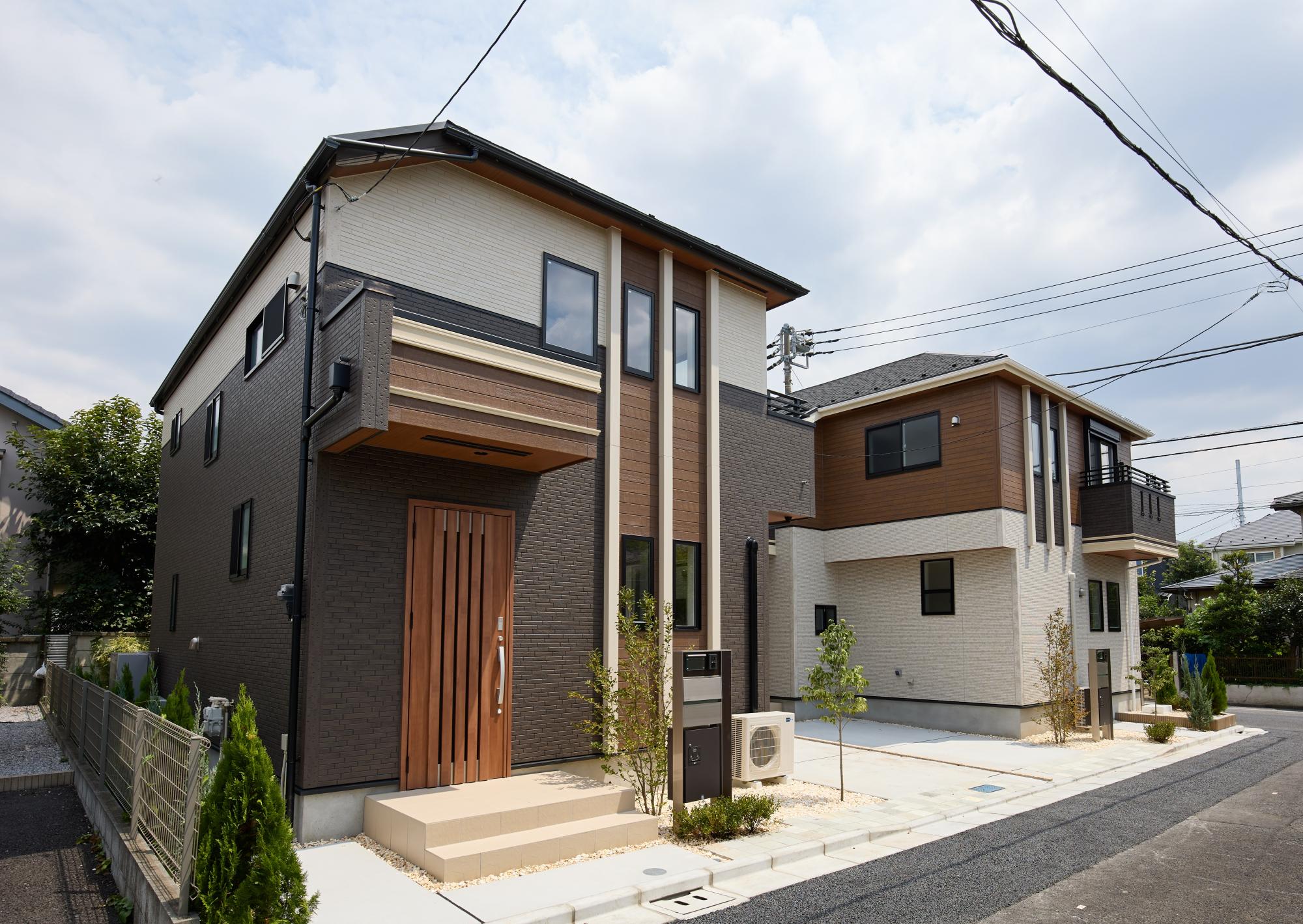 外壁が周囲の街並みと青空に生えるお洒落な仕上がり!周囲には高い建物のないエリア。青い空が大きく感じますね。