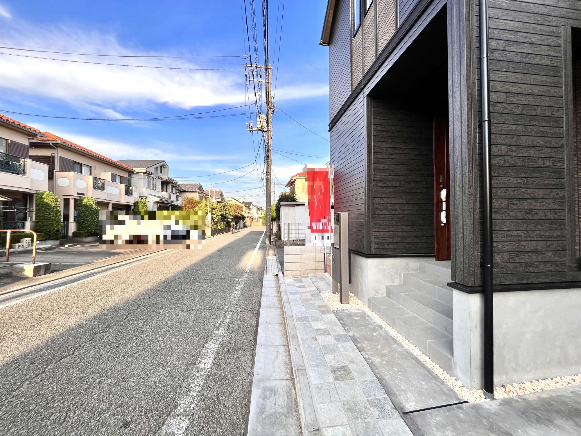 【2号棟】外壁が周囲の街並みと青空に生えるお洒落な仕上がり!周囲には高い建物のないエリア。青い空が大きく感じますね。