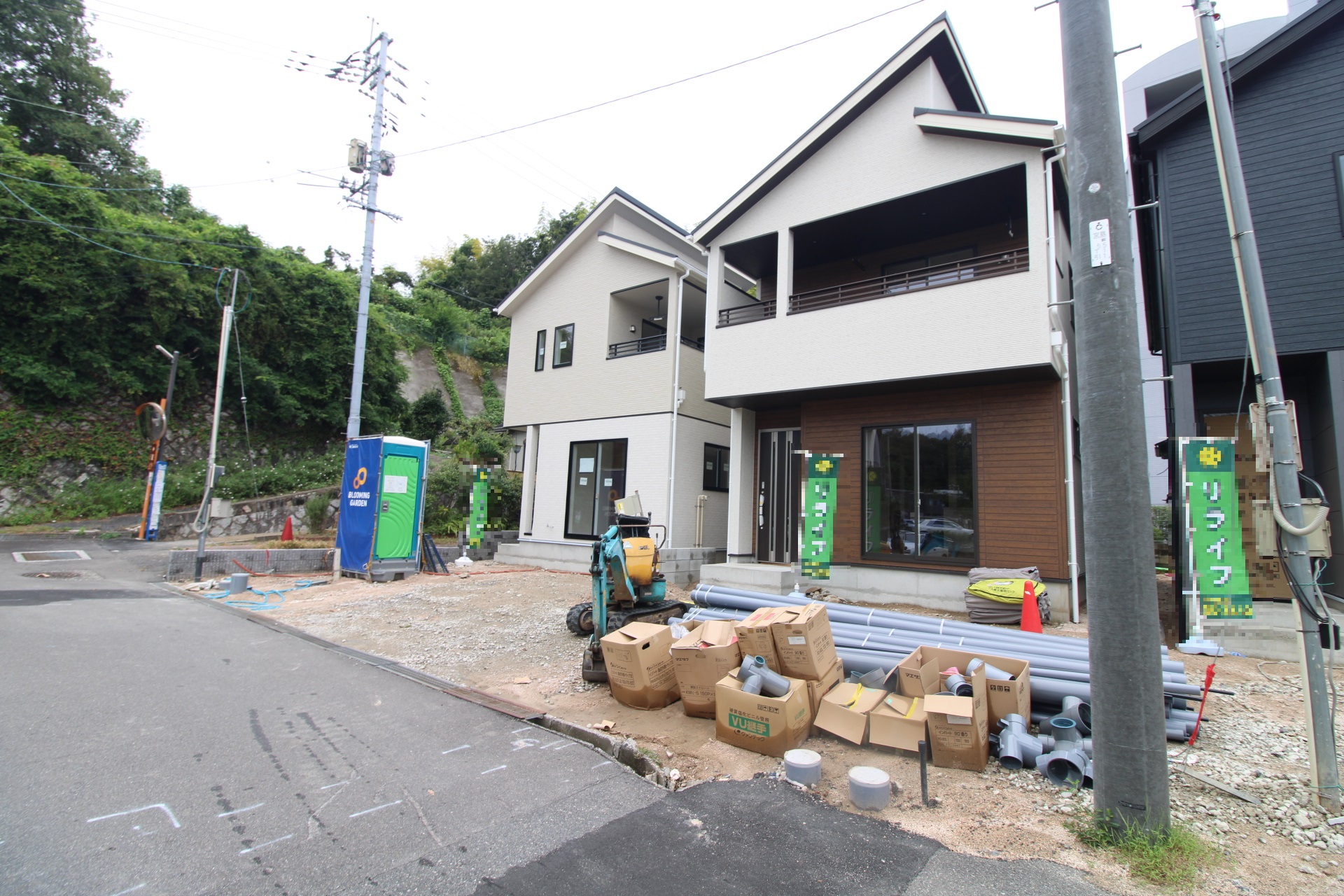 前面道路から見た外観