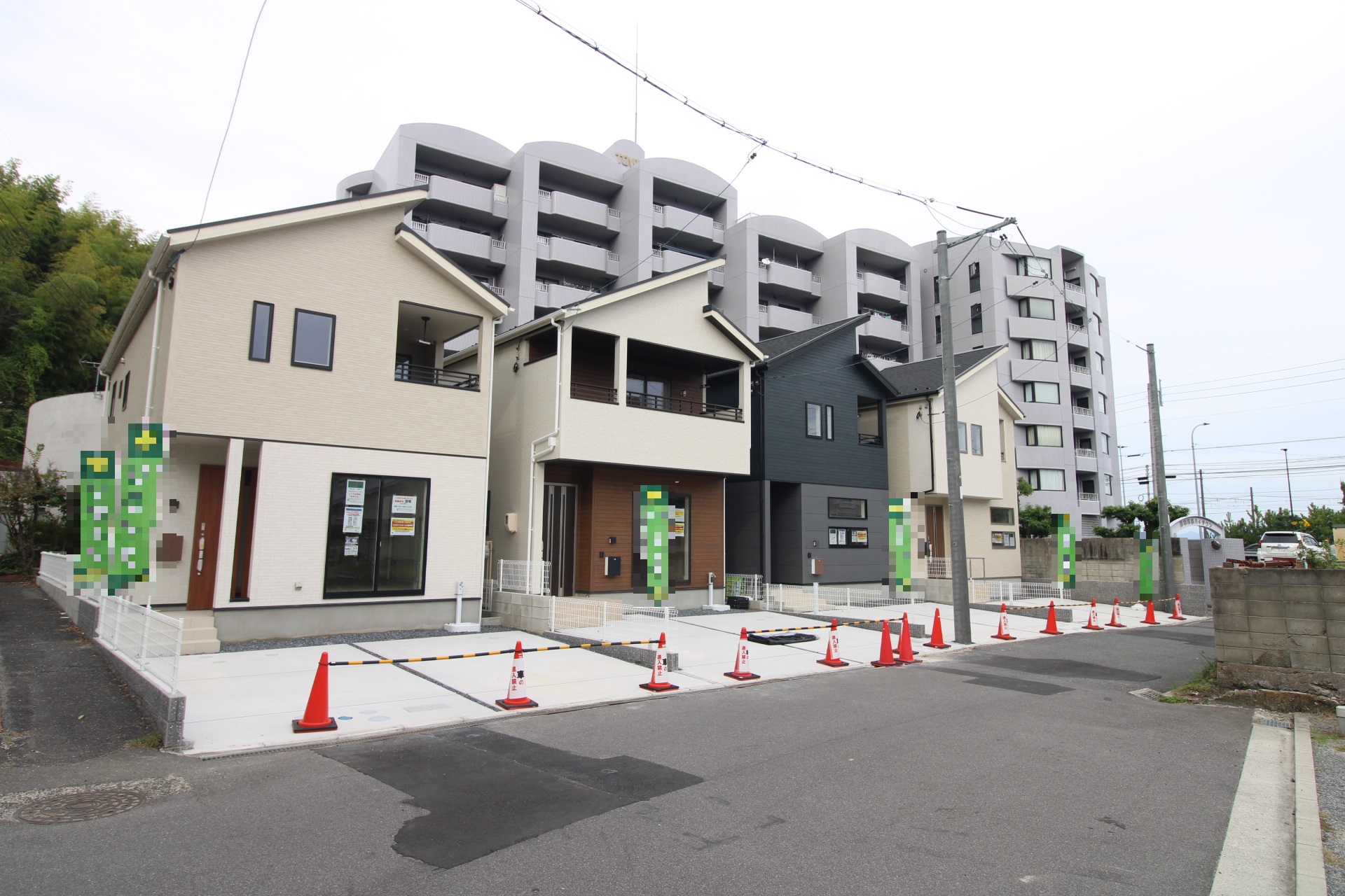 前面道路から見た外観