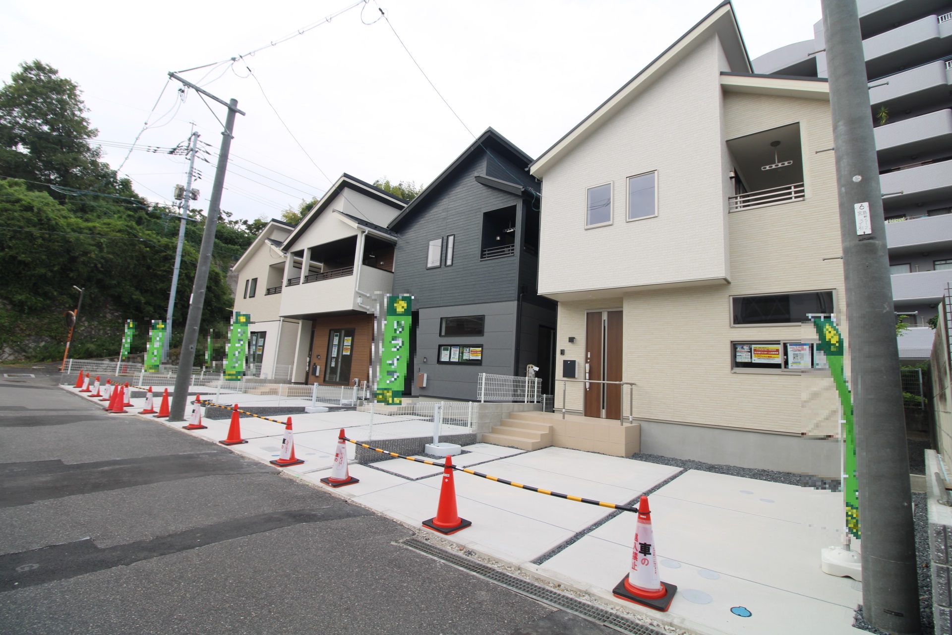 前面道路から見た外観