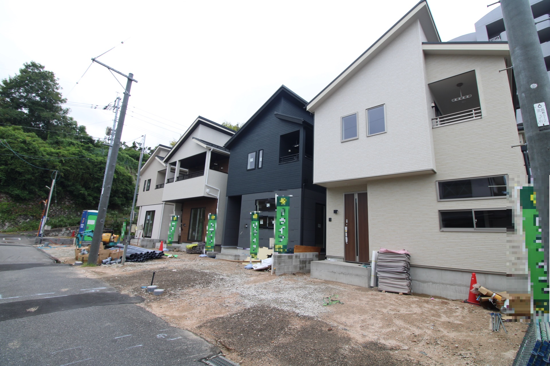 前面道路から見た外観