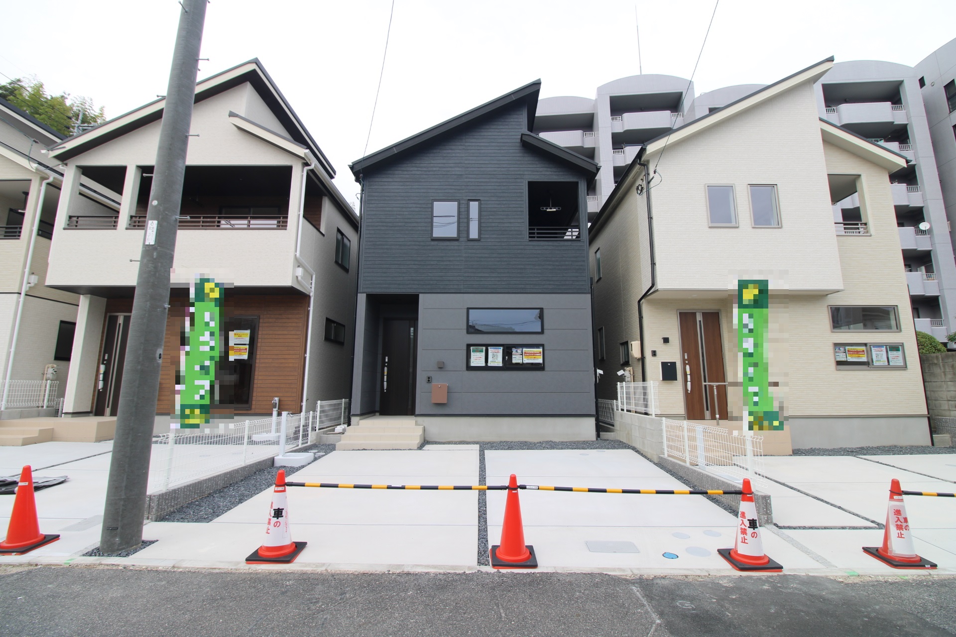 前面道路から見た外観