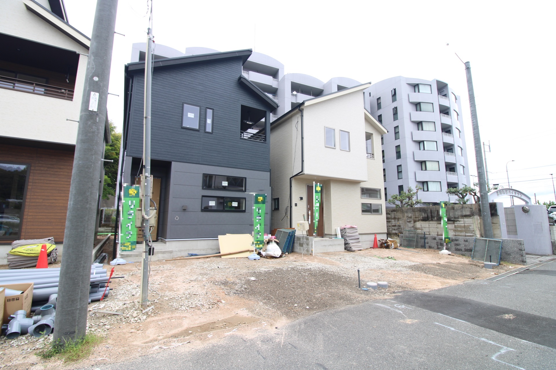 前面道路から見た外観