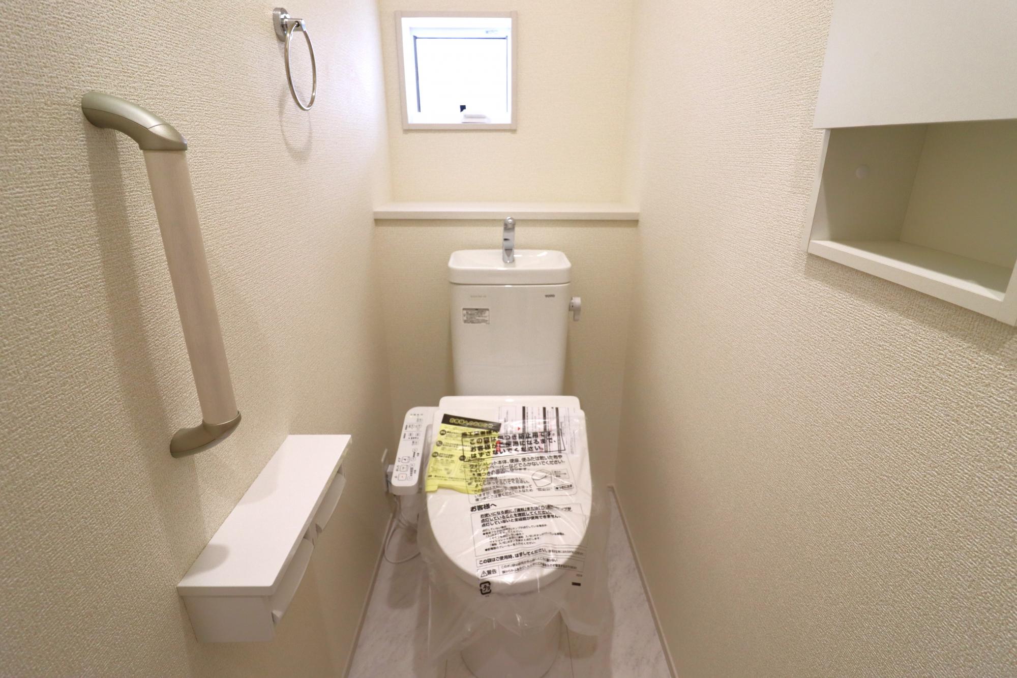 【1階トイレ】限られたスペースを活用できるトイレ収納付き