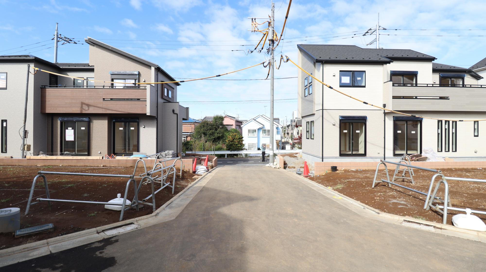 【前面道路含む現地写真(足場ばれ)】