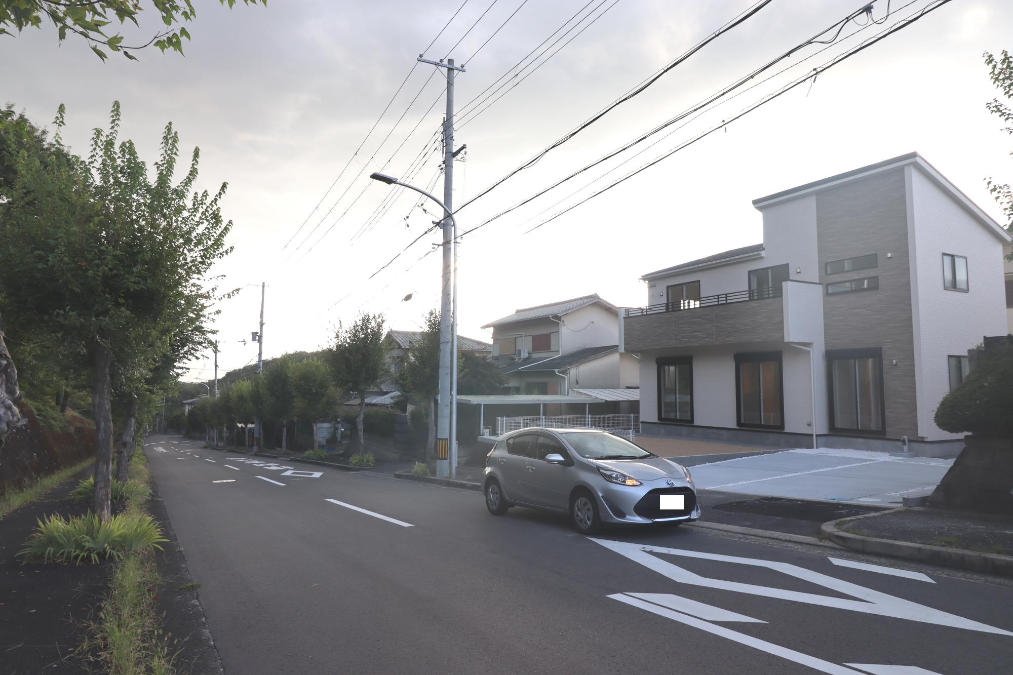 【前面道路含む現地写真】