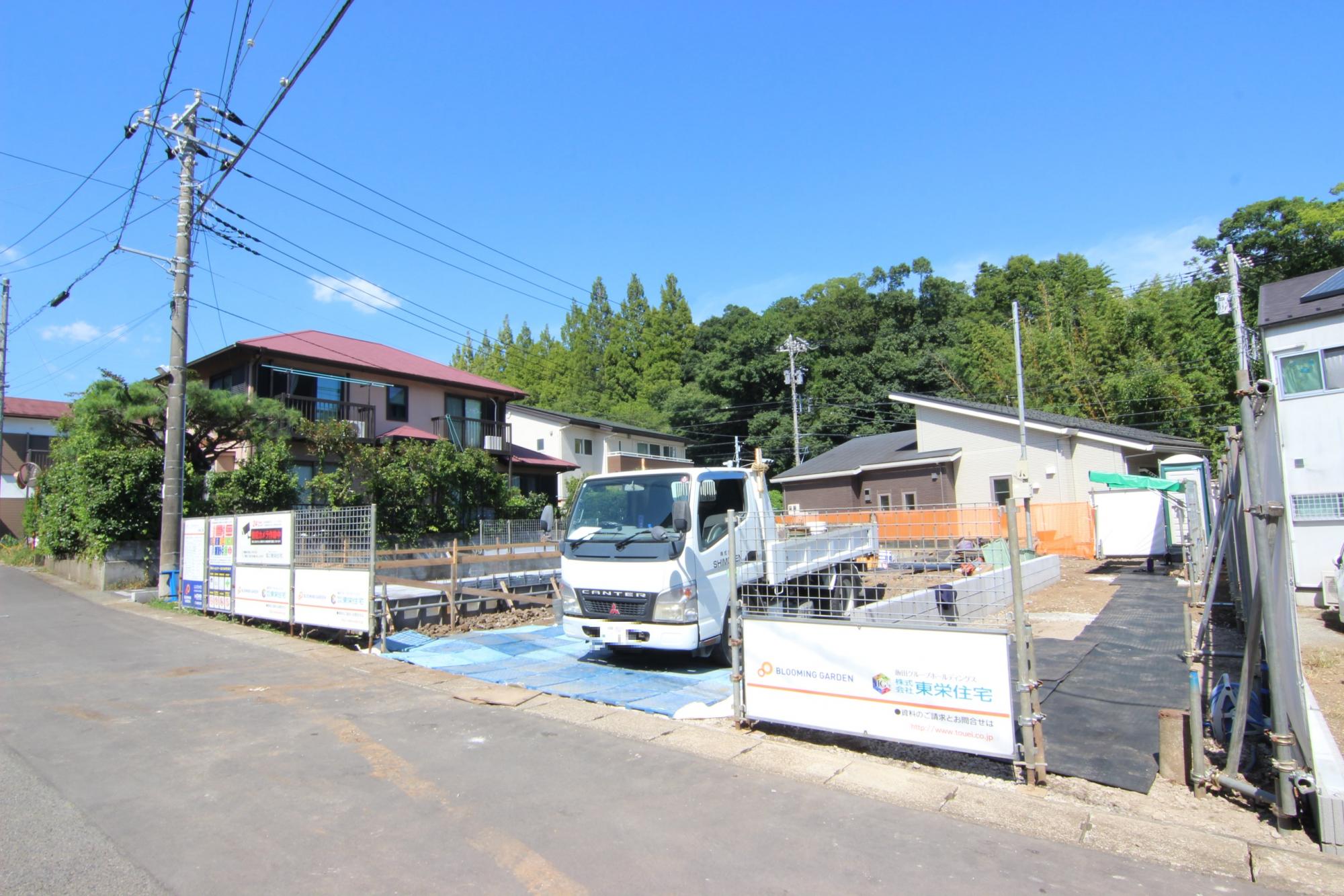 【販売現地】現場の周りは緑があり開放感溢れる閑静な住宅街です。北西角地と庭先を広く確保している為、日当たりの良い2棟です。