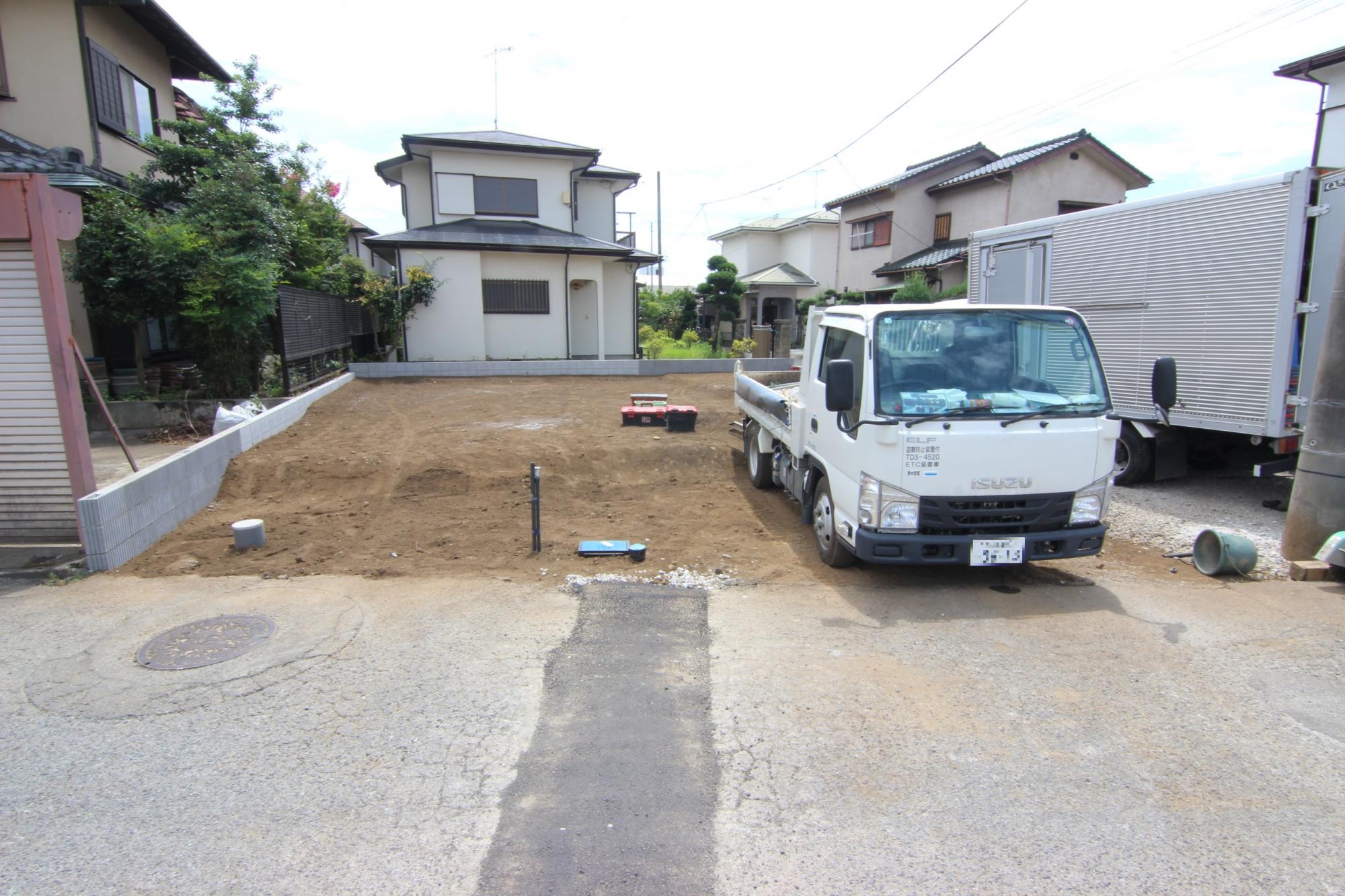 【販売現地】南西角地、全居室南向きで日当たり良好!(太陽光対応)周辺はお買い物施設が多数ある住環境です。