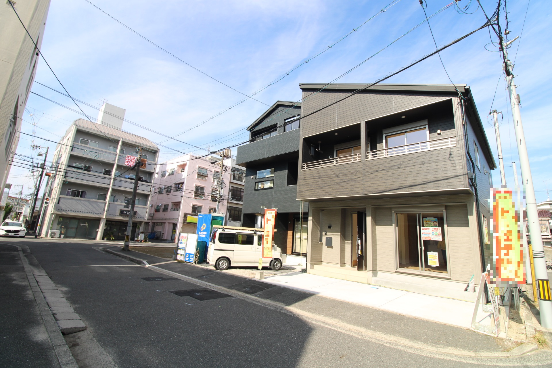 前面道路から見た外観