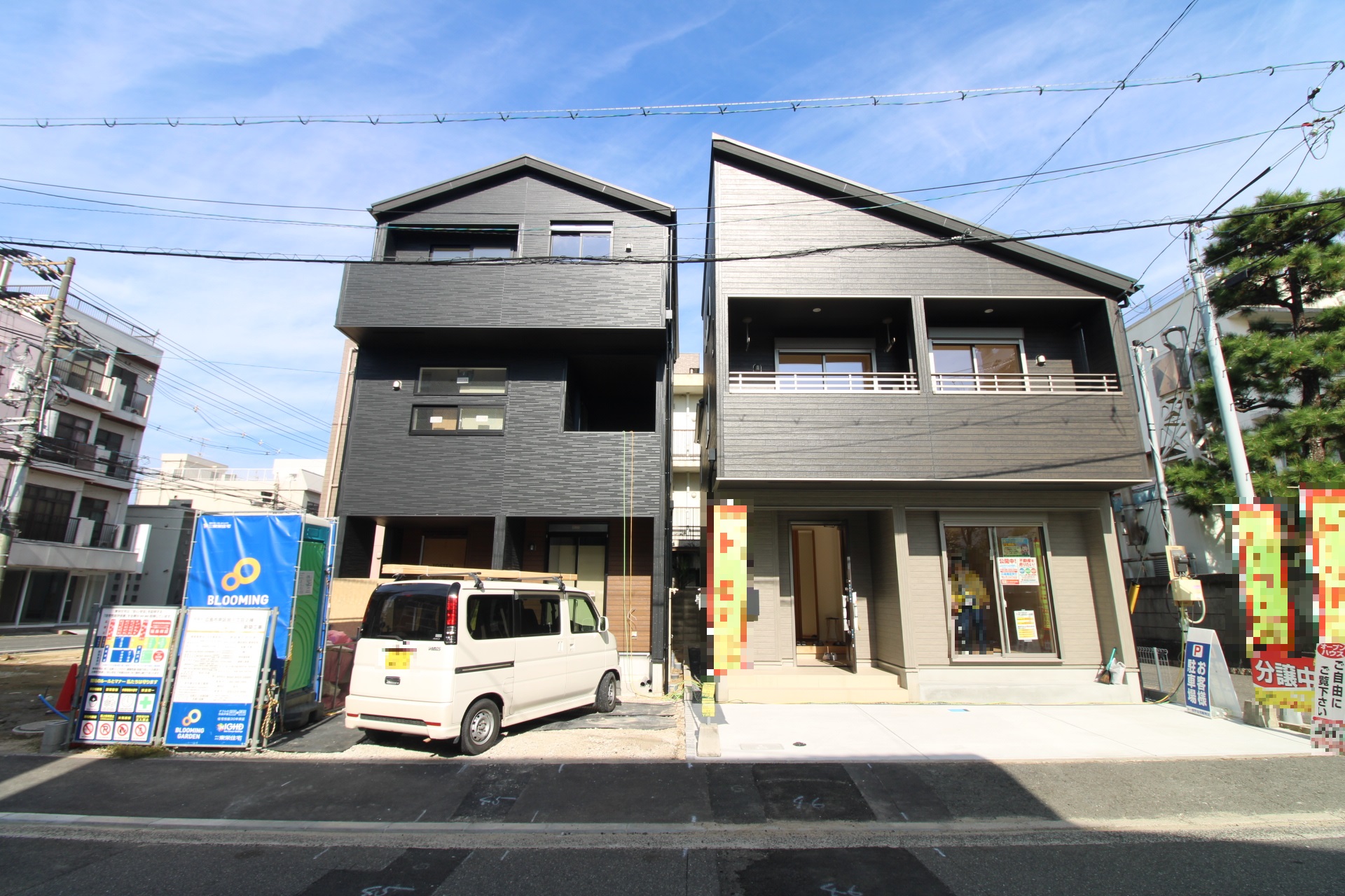 前面道路から見た外観